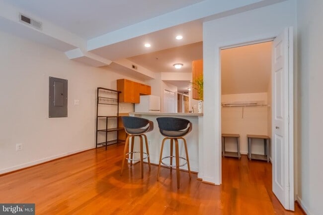 Building Photo - 910 S Charles St