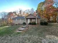 Building Photo - 4 Bedroom, 2 Bathroom House