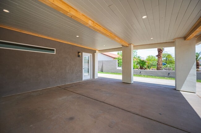 Building Photo - European-inspired Mid-Century Henderson Home!