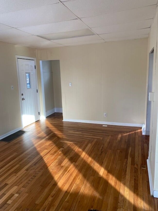 Building Photo - Spacious and beautifully remodeled 5 bed 2 bathroom home