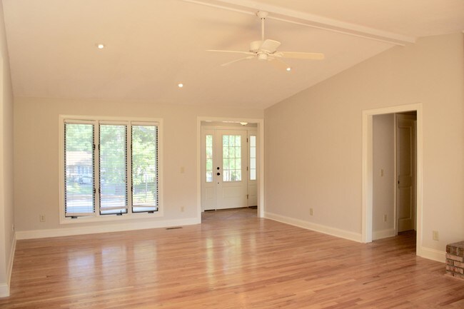 Building Photo - 940 St Andrews Dr