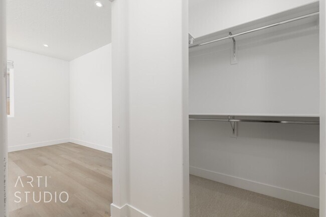 Building Photo - Brand New 3 Bed / 2 Bath Duplex – Modern L...