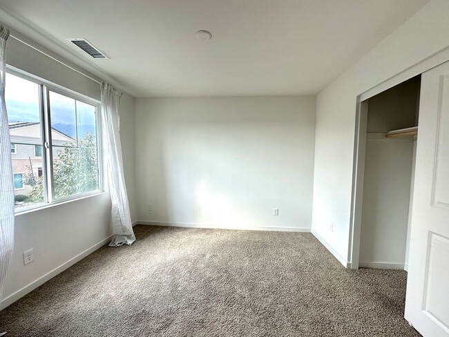 Building Photo - "Spacious 4-Bedroom Retreat with Modern Co...