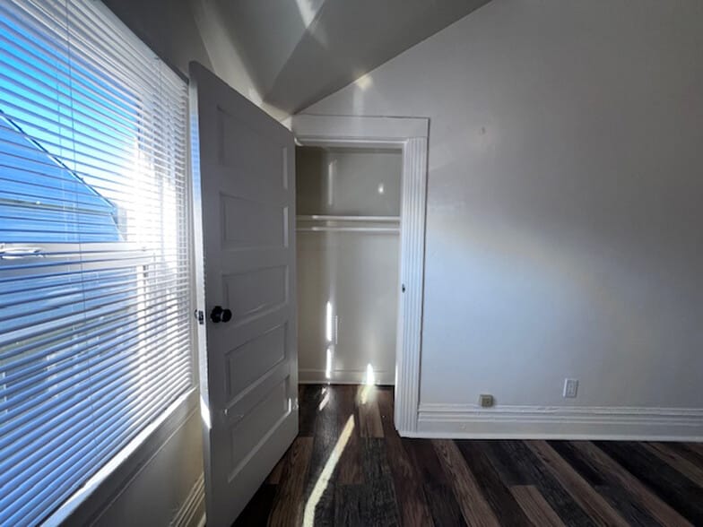 Building Photo - 722 30th St