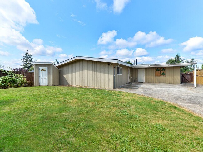 Building Photo - Renton House - 3 Bed/1.5 Bath - Close to Boeing and Renton Landing - Includes Landscaping