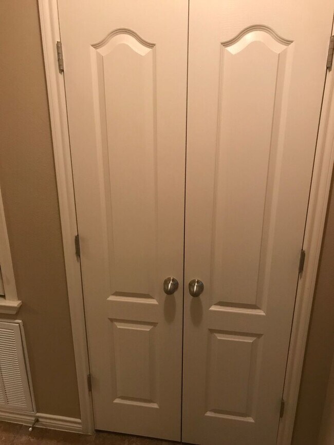 Building Photo - 3 bedroom 2 bath Duplex Text 302-231-7228 for more info