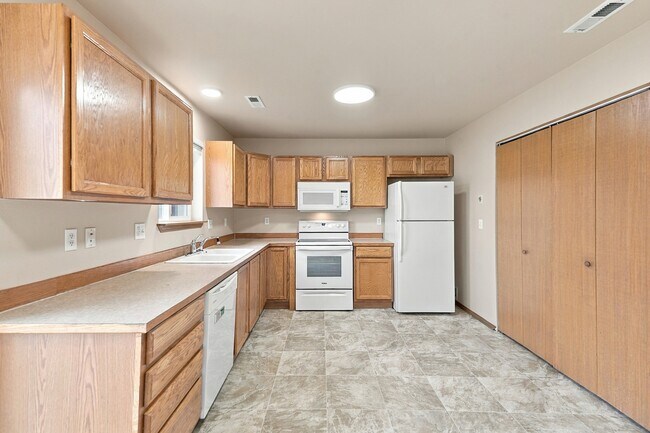 Building Photo - 800 N Regal Ct