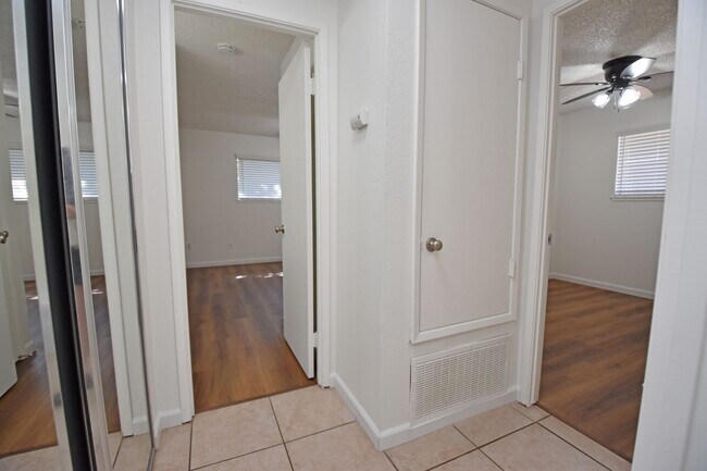 Building Photo - 4003-4003 Westporter Dr