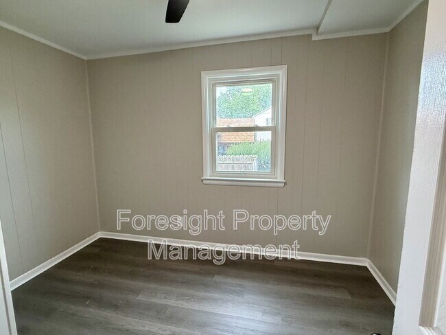 Building Photo - 654 E 240th St