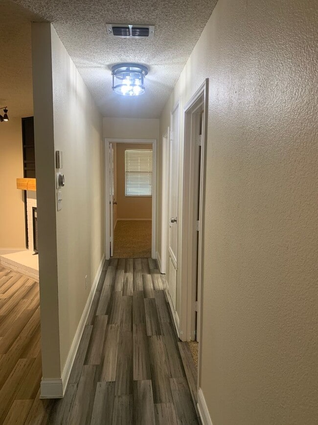 Building Photo - Charming 3BD/2BA with fireplace