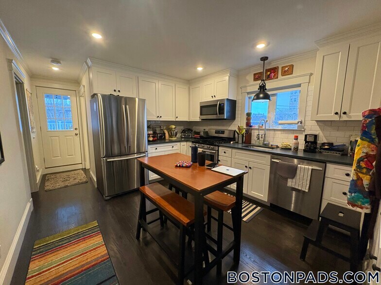 Building Photo - 2 Bowdoin St