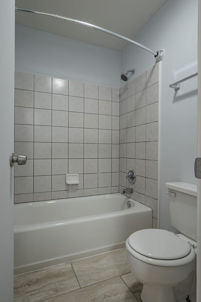 Building Photo - ***HALF OFF 1st Months Rent If Leased by 8/1/2026*** Fully Furnished 2BR/2.5BA Townhome Near UGA ...