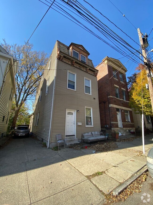 Building Photo - Great 5 bed/2 bath Mins. from UC Campus fo...