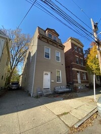 Building Photo - Great 5 bed/2 bath Mins. from UC Campus fo...