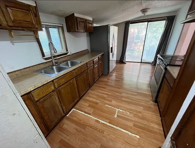 Building Photo - 1 Bedroom Section 8 Home!!