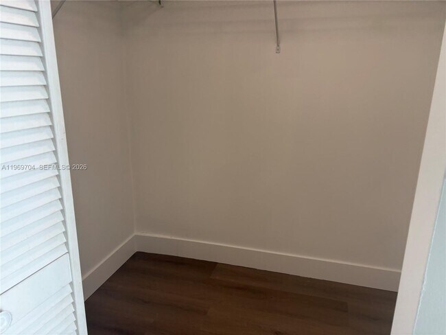 Building Photo - 1800 N Bayshore Dr