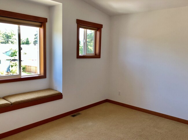 Building Photo - Bellevue Apartment