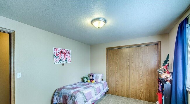 Building Photo - Spacious home in a fabulous location!