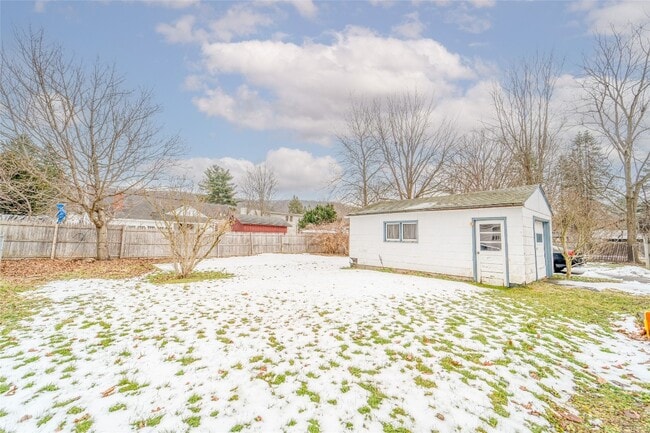 Building Photo - 425 Clayton Ave