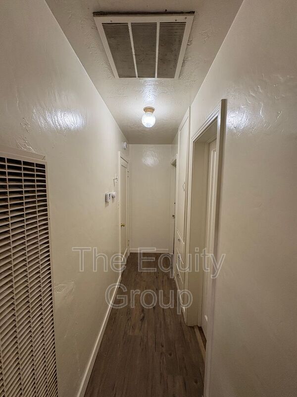 Building Photo - 309 W Noble Ave