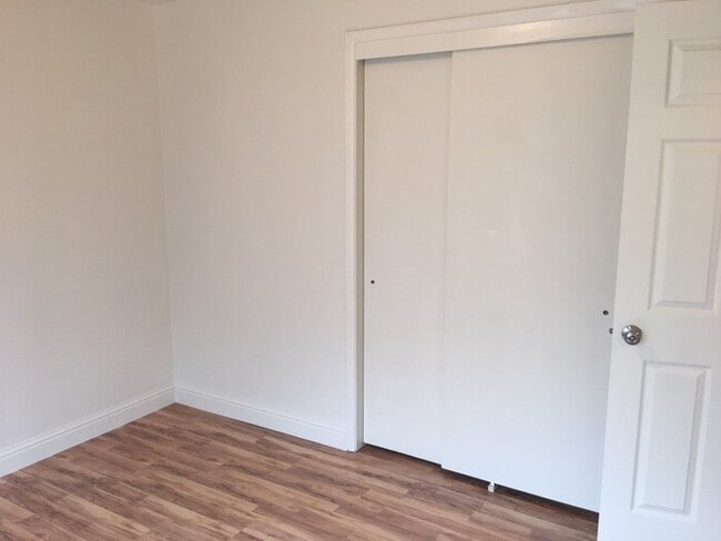 Building Photo - Reno Duplex - 1 Small Pet Friendly, Garage...