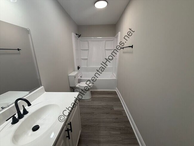 Building Photo - Beautifully Updated 3BR/2BA Home with Garage in Charlotte!