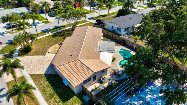 Building Photo - 301 SE 8th Ave