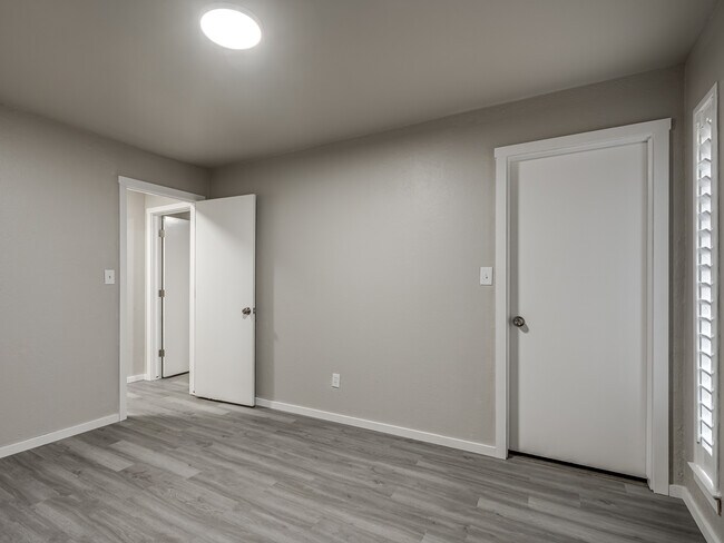 Building Photo - 12136 Thorn Ridge Rd