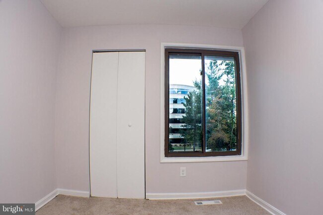 Building Photo - 2208 Southgate Square
