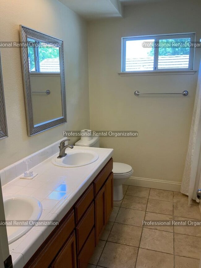Building Photo - Beautiful Eastside 4 Bedroom, 3 Full baths in quiet neighborhood