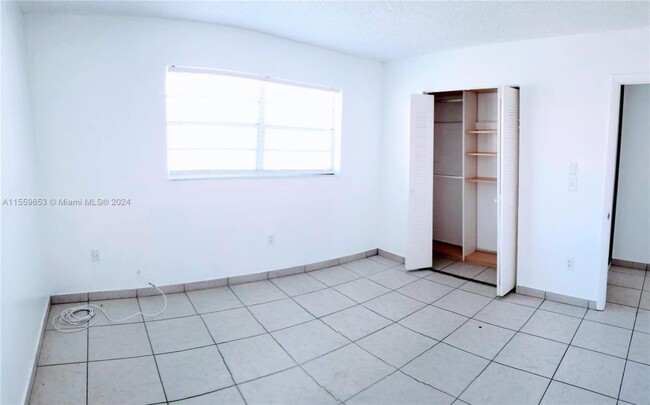 Building Photo - 2 bedroom in Hallandale FL 33009