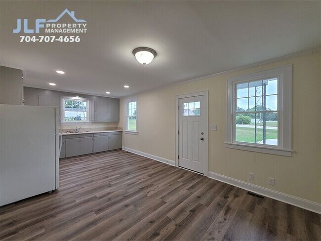 Building Photo - Fully Renovated 2 Bed/1 Bath Ranch in Salisbury!