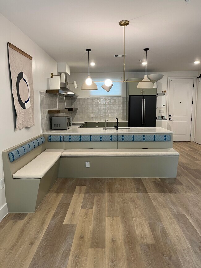 Building Photo - 2709 E 5th St