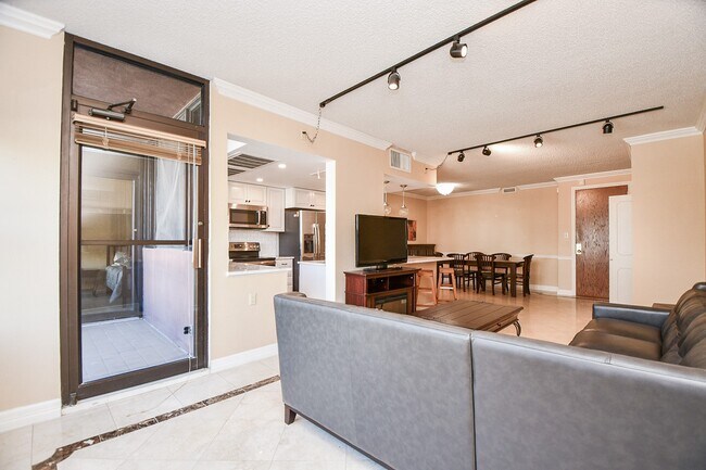 Building Photo - 5150 Hidalgo St