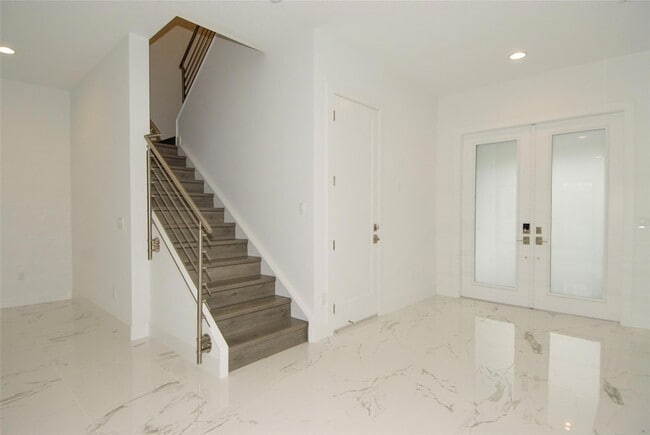 Building Photo - 1421 SW 23rd Ct