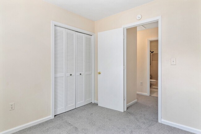 Building Photo - 3 Bed/2 1/2 Bath Pool Pet Friendly Bus line Parking