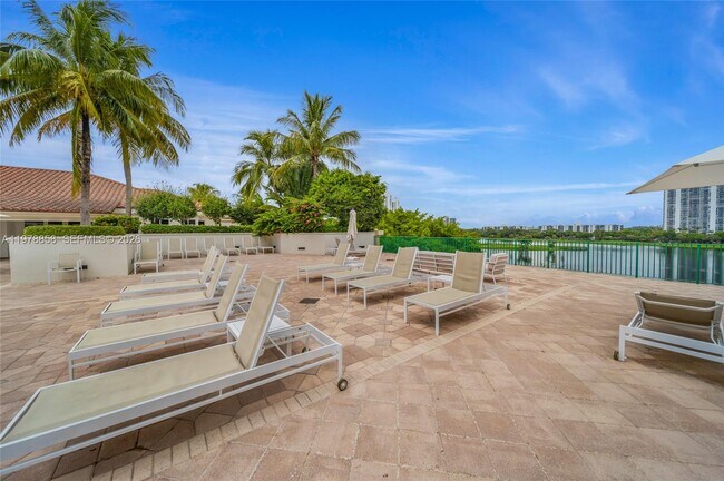 Building Photo - 20000 E Country Club Dr