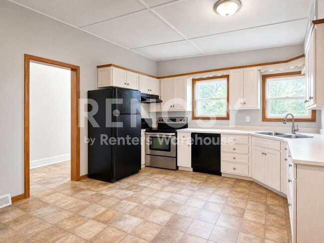 Building Photo - 4BD/2BA in Newport Available Now!