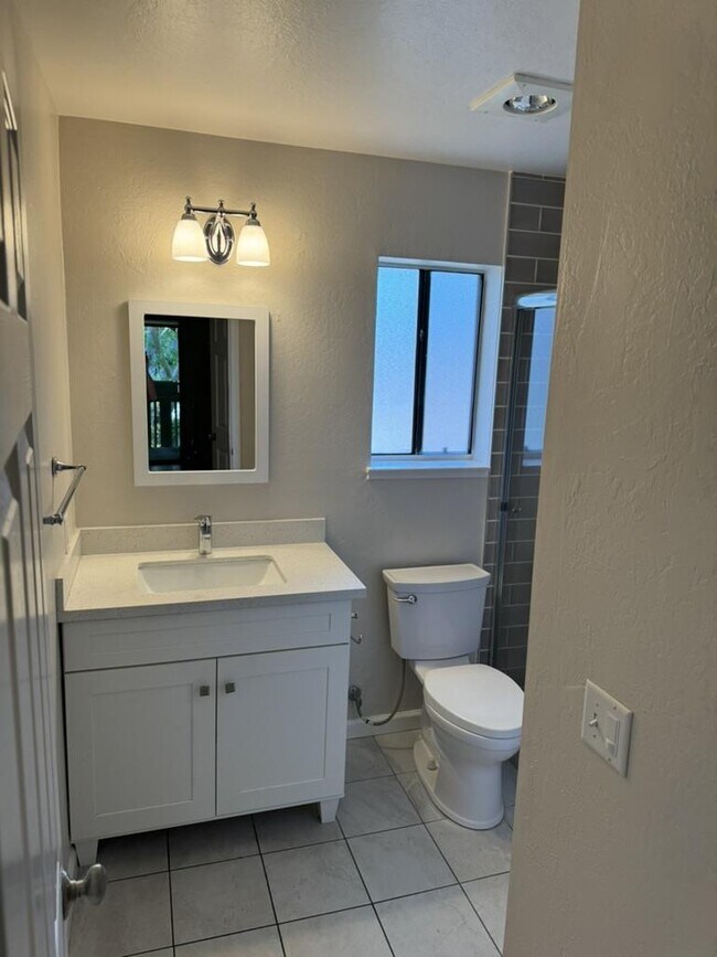 Building Photo - 1070 Mercedes Ave