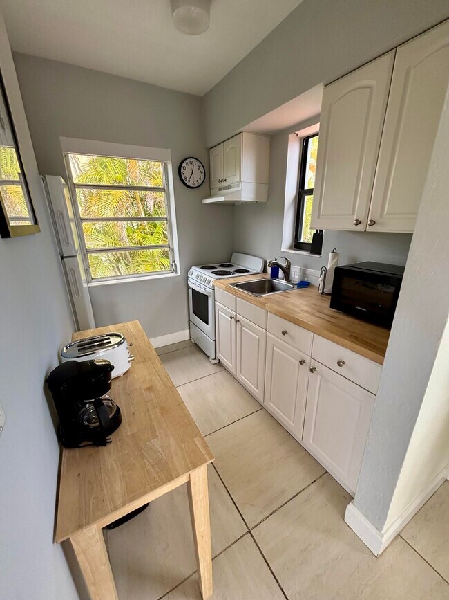 Building Photo - 381 SE 20th Ave