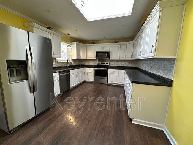 Building Photo - 300 Jefferson Ln