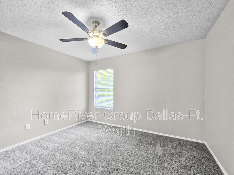 Building Photo - 2215 Green Mere Dr