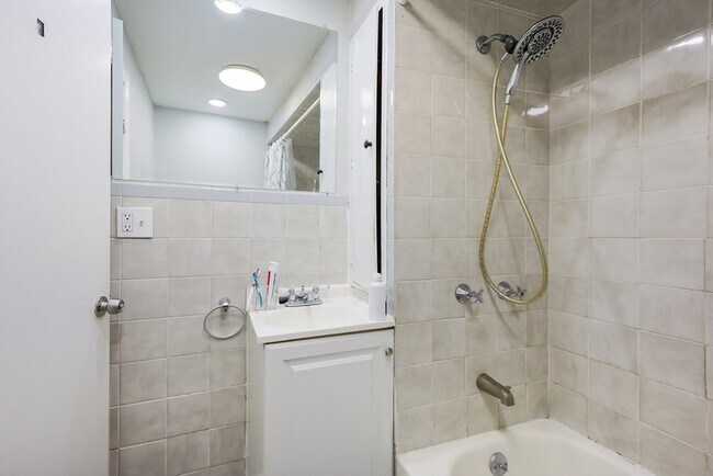 Building Photo - 104 Oak St