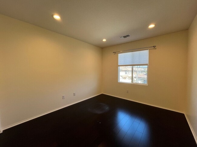 Building Photo - Newbury Park 3+2.5 w/bonus room + upgrades!