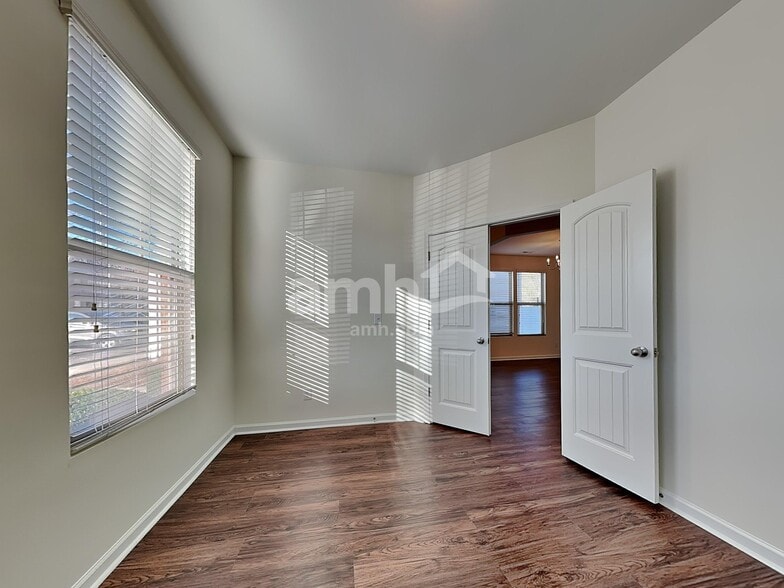 Building Photo - 4483 Middletown Dr