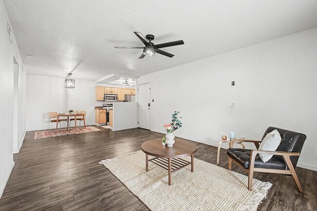 Building Photo - 2121 W Royal Palm Rd