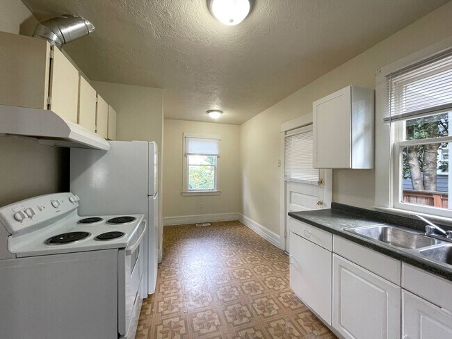 Building Photo - 4507 N Gantenbein Ave