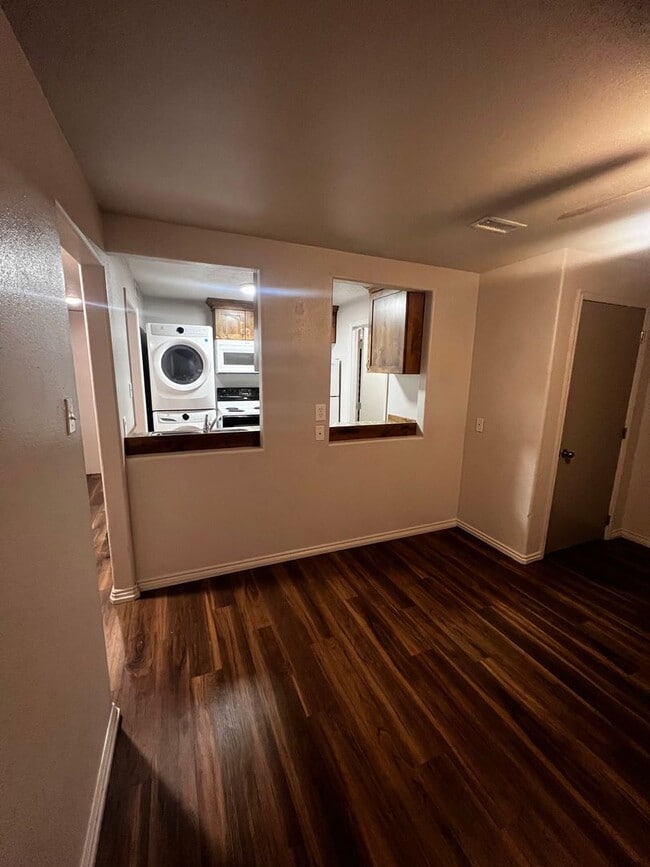 Building Photo - ALL utilities Included 2 Bedroom UNDER $1500