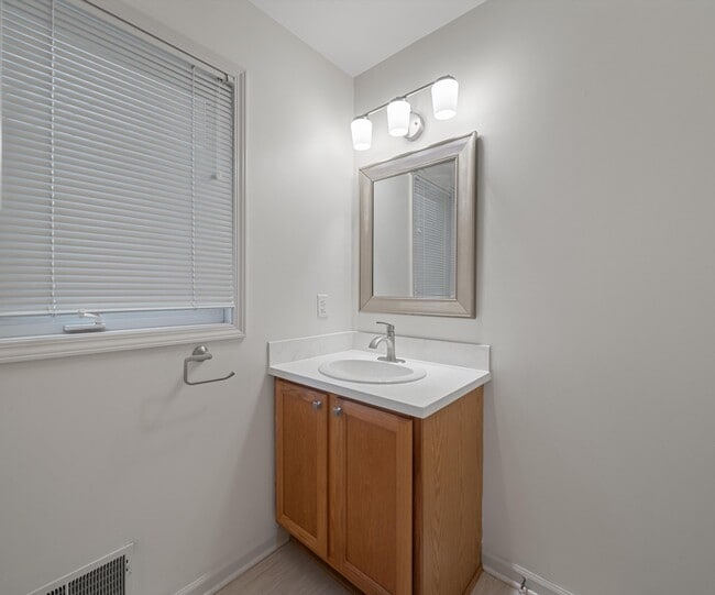 Building Photo - 905 Wildt St