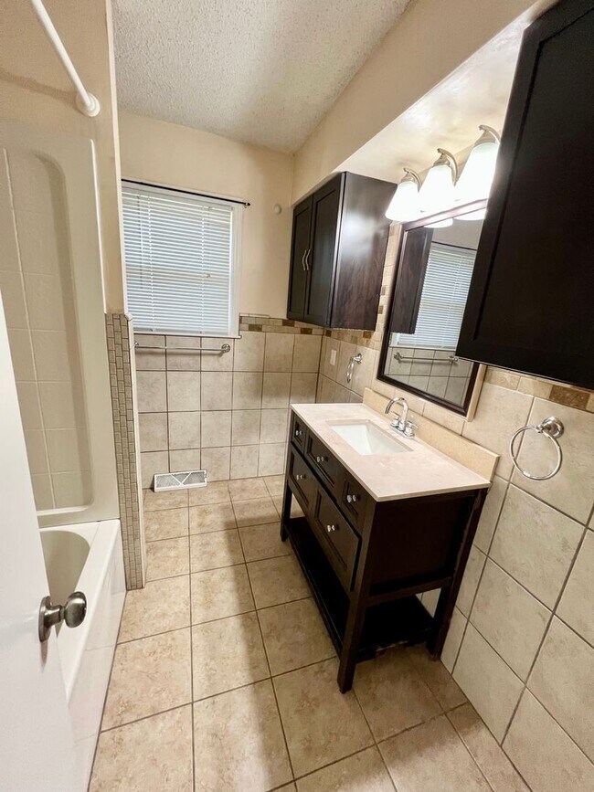 Building Photo - 4 Bedroom, 3 Bath walking distance to Amanda Arnold Elementary!